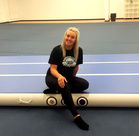 Hallilla Niinan uusi lempipaikka vanhana akroilijana on uuden Cheer2-salin iso airtrack, tottakai!