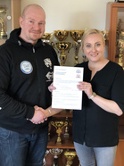 Marko Halonen ja Heli Kaskela löivät kättä päälle uudenlaisen yhteistyön merkiksi helmikuun alussa.